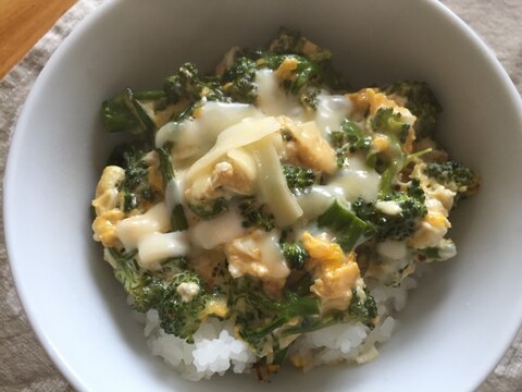 ブロッコリーと卵のチーズがけ丼